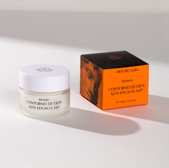CONTORNO DE OJOS ALTA EFICACIA 360 ARTURO ALBA COMPRAR EN GRAN FARMACIA ANDORRA. Acción 360 para finas líneas, ojeras de todo tipo, bolsas, arrugas de expresión, flacidez y deshidratación. TRATAMIENTO Bálsamo para el contorno de ojos con una concentración elevada de principios activos para tratar la arruga fina (Retinol), la ojera vascular y pigmentaria (Ac. Tranexámico, Vitamina K-Ox y Retinol), bolsas edematosas (Cafeína), desnutrición y deshidratación (manteca de Karité), la pérdida de firmeza y glicación (DMAE) y las arrugas de expresión (Péptidos tensores). MODO APLICACIÓN Abrir el frasco y frotar levemente el dedo sobre el bálsamo y a continuación aplicar sobre el contorno de ojos con ligeros toques. PRECAUCIONES DE USO Evitar el contacto con los ojos. PRESENTACIÓN Envase: Estuche folding cartón blanco 300g. Tarro a rosca matizado tapa blanca 15ml. CONSERVACIÓN Mantener a temperatura ambiente, preservándolo de la humedad y del calor. INGREDIENTES ACTIVOS Retinol Liposomado (Palmitato De Retinilo), Dimetilaminoetanol Puro (Dmae), Ácido Tranexámico, Cafeína, Vitamina K-Óxido, Manteca De Karité, Péptidos Tensores 