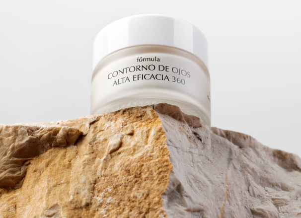 CONTORNO DE OJOS ALTA EFICACIA 360 ARTURO ALBA COMPRAR EN GRAN FARMACIA ANDORRA. Acción 360 para finas líneas, ojeras de todo tipo, bolsas, arrugas de expresión, flacidez y deshidratación. TRATAMIENTO Bálsamo para el contorno de ojos con una concentración elevada de principios activos para tratar la arruga fina (Retinol), la ojera vascular y pigmentaria (Ac. Tranexámico, Vitamina K-Ox y Retinol), bolsas edematosas (Cafeína), desnutrición y deshidratación (manteca de Karité), la pérdida de firmeza y glicación (DMAE) y las arrugas de expresión (Péptidos tensores). MODO APLICACIÓN Abrir el frasco y frotar levemente el dedo sobre el bálsamo y a continuación aplicar sobre el contorno de ojos con ligeros toques. PRECAUCIONES DE USO Evitar el contacto con los ojos. PRESENTACIÓN Envase: Estuche folding cartón blanco 300g. Tarro a rosca matizado tapa blanca 15ml. CONSERVACIÓN Mantener a temperatura ambiente, preservándolo de la humedad y del calor. INGREDIENTES ACTIVOS Retinol Liposomado (Palmitato De Retinilo), Dimetilaminoetanol Puro (Dmae), Ácido Tranexámico, Cafeína, Vitamina K-Óxido, Manteca De Karité, Péptidos Tensores