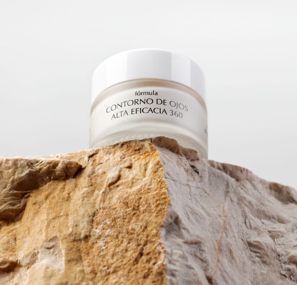 CONTORNO DE OJOS ALTA EFICACIA 360 ARTURO ALBA COMPRAR EN GRAN FARMACIA ANDORRA. Acción 360 para finas líneas, ojeras de todo tipo, bolsas, arrugas de expresión, flacidez y deshidratación. TRATAMIENTO Bálsamo para el contorno de ojos con una concentración elevada de principios activos para tratar la arruga fina (Retinol), la ojera vascular y pigmentaria (Ac. Tranexámico, Vitamina K-Ox y Retinol), bolsas edematosas (Cafeína), desnutrición y deshidratación (manteca de Karité), la pérdida de firmeza y glicación (DMAE) y las arrugas de expresión (Péptidos tensores). MODO APLICACIÓN Abrir el frasco y frotar levemente el dedo sobre el bálsamo y a continuación aplicar sobre el contorno de ojos con ligeros toques. PRECAUCIONES DE USO Evitar el contacto con los ojos. PRESENTACIÓN Envase: Estuche folding cartón blanco 300g. Tarro a rosca matizado tapa blanca 15ml. CONSERVACIÓN Mantener a temperatura ambiente, preservándolo de la humedad y del calor. INGREDIENTES ACTIVOS Retinol Liposomado (Palmitato De Retinilo), Dimetilaminoetanol Puro (Dmae), Ácido Tranexámico, Cafeína, Vitamina K-Óxido, Manteca De Karité, Péptidos Tensores
