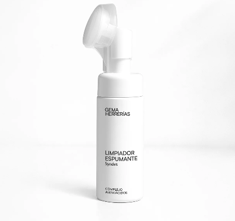 COMPRAR LIMPIADOR ESPUMANTE de GEMA HERRERÍAS en GRAN FARMACIA ANDORRA Syndet complejo aminoácidos. En stock 150ml Espuma limpiadora facial de uso diario con un suave aplicador para una limpieza en profundidad. Formulada con un complejo de aminoácidos en proporción similar a la de la función barrera, incluyendo lisina, histidina, arginina, treonina, serina, prolina, glicina, alanina, valina, isoleucina, leucina, tirosina, fenilalanina, ácido aspártico y ácido glutámico. Enriquecida con isosorbida. Indicada para todos los códigos Piel®. Limpia en profundidad gracias a su suave cepillo aplicador, respetando la integridad de la función barrera.