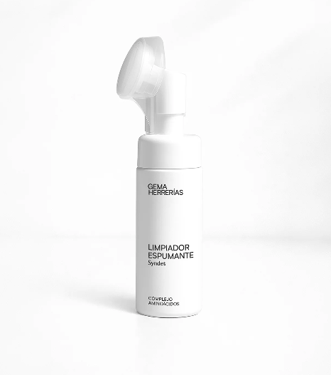 COMPRAR LIMPIADOR ESPUMANTE de GEMA HERRERÍAS en GRAN FARMACIA ANDORRA Syndet complejo aminoácidos. En stock 150ml Espuma limpiadora facial de uso diario con un suave aplicador para una limpieza en profundidad. Formulada con un complejo de aminoácidos en proporción similar a la de la función barrera, incluyendo lisina, histidina, arginina, treonina, serina, prolina, glicina, alanina, valina, isoleucina, leucina, tirosina, fenilalanina, ácido aspártico y ácido glutámico. Enriquecida con isosorbida. Indicada para todos los códigos Piel®. Limpia en profundidad gracias a su suave cepillo aplicador, respetando la integridad de la función barrera.