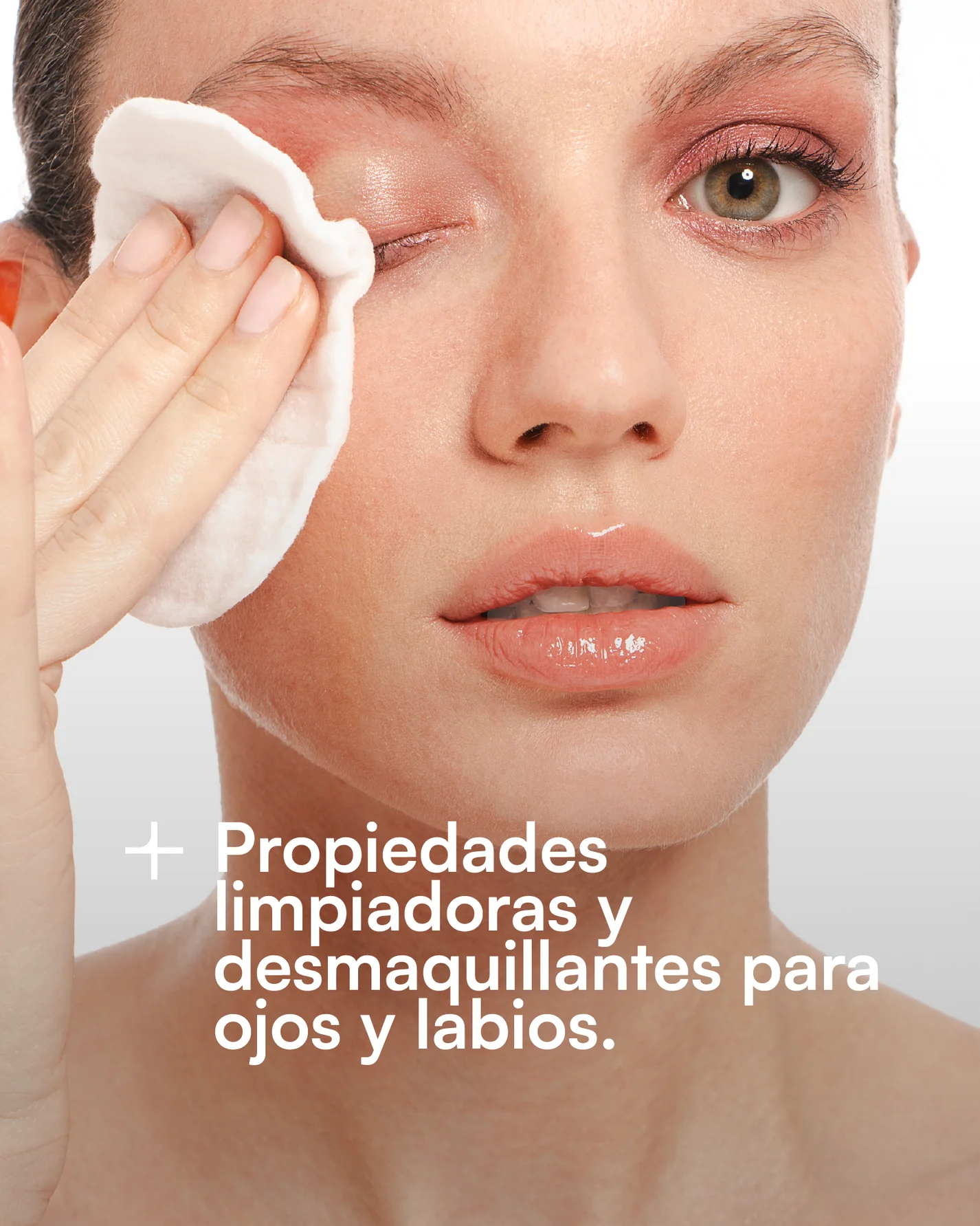 COMPRAR GEMA HERRERÍAS SISTEMA BIFASE Desmaquillante de ojos y labios en GRAN FARMACIA ANDORRA En stock 150 ml Desmaquillante específico de ojos y labios, en forma de sistema bifase. Formulado con un innovador oligosacárido derivado del almidón en la fase acuosa y emolientes de baja viscosidad en la fase grasa. Actúa por triple mecanismo de acción: por arrastre, por solubilización y por disolución. Indicado para todos los Código Piel®. Posee propiedades limpiadoras y desmaquillante suaves y eficaces para ojos y labios, sin dejar residuo graso.