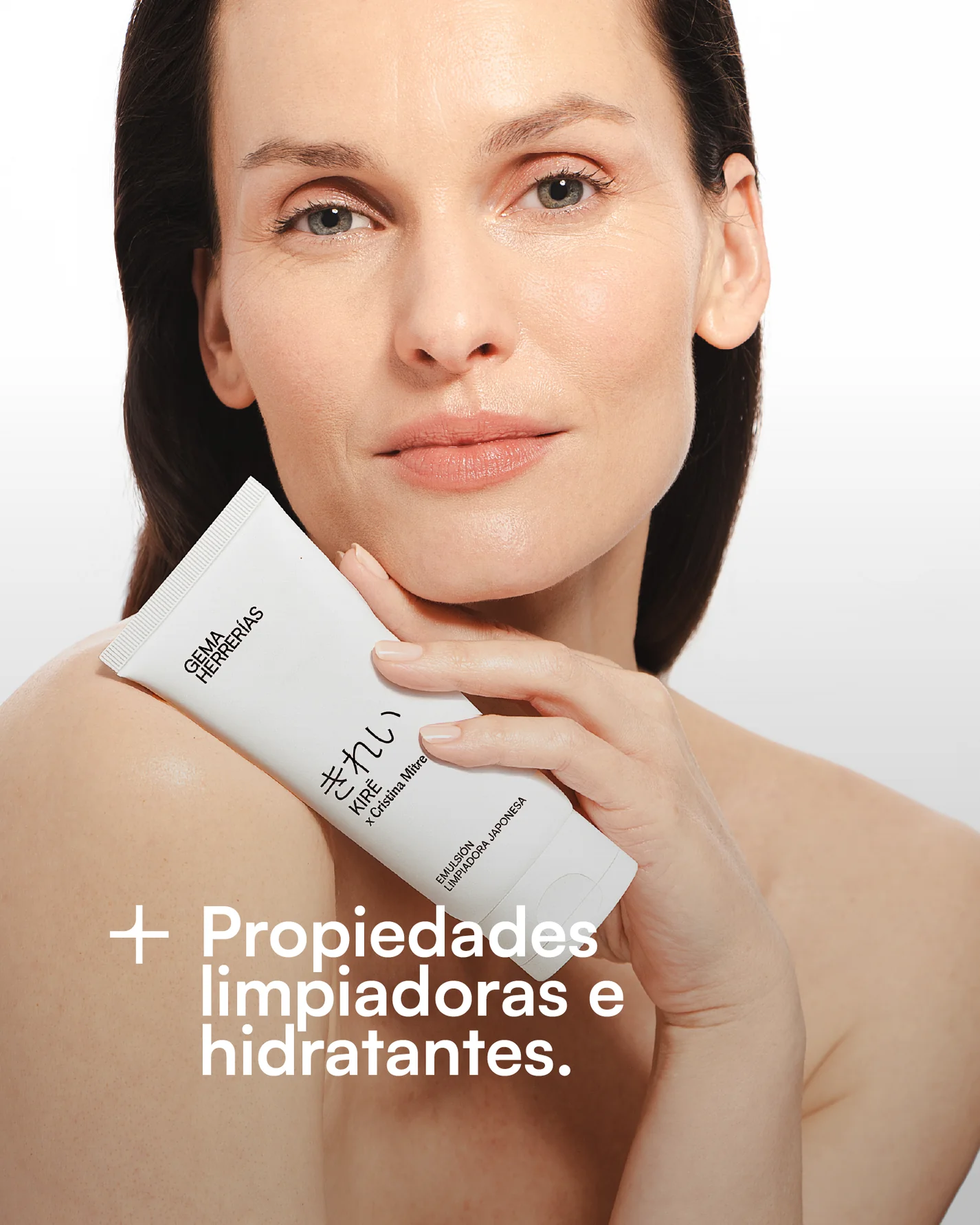 COMPRAR KIRE de GEMA HERRERÍAS x Cristina Mitre Emulsión limpiadora japonesa en Gran Farmacia Andorra En stock 100ml Emulsión limpiadora hidratante japonesa de uso diario. Formulada con glicerina, aceite de almendras dulces, manteca de karité y extractos de orquídea japonesa, pepino y aloe vera. Indicada para todos los Código Piel®. Posee propiedades limpiadoras frente a impurezas oleosas, restos de polución y cosméticos, incluidos el maquillaje y la protección solar. Tras su aplicación deja la piel suave e hidratada.
