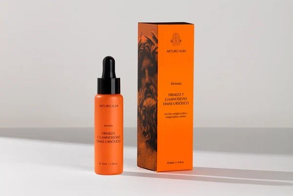 Comprar ARTURO ALBA Firmeza y Luminosidad DMAE-Ursólico en Gran Farmacia Andorra Reafirmante global procolágeno y tensora. Sérum ultrafluido compuesto por una mezcla de potentes activos reafirmantes, iluminadores e inductores de la elasticidad como el DMAE y el ácido ursólico que actúan en sinergia junto a los activos potenciadores de la oxigenación celular y la síntesis de colágeno como las sales orgánicas de cobre, magnesio, zinc, calcio y silicio.
