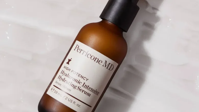 Comprar Perricone MD High Potency Hyaluronic Intensive Hydrating Serum en Gran Farmacia Andorra. El High Potency Hyaluronic Intensive Hydrating Serum mejora la textura gracias a su complejo de 4 formas y 2 bloques naturales de ácido hialurónico, que hidrata profundamente para suavizar y rellenar la piel. Además, el DMAE ayuda a reafirmar visiblemente y la niacinamida refina la tez. Los resultados respaldan su eficacia: el 86% de las usuarias notó una reducción en la apariencia de líneas de expresión y arrugas, logrando una piel más uniforme y flexible. Este sérum destaca por tres ingredientes clave: nuestro complejo de 4 formas y 2 bloques naturales de ácido hialurónico para una hidratación profunda, DMAE para reafirmar visiblemente la piel y niacinamida para mejorar el tono y la textura. Es una combinación potente diseñada para rellenar y suavizar tu rostro.