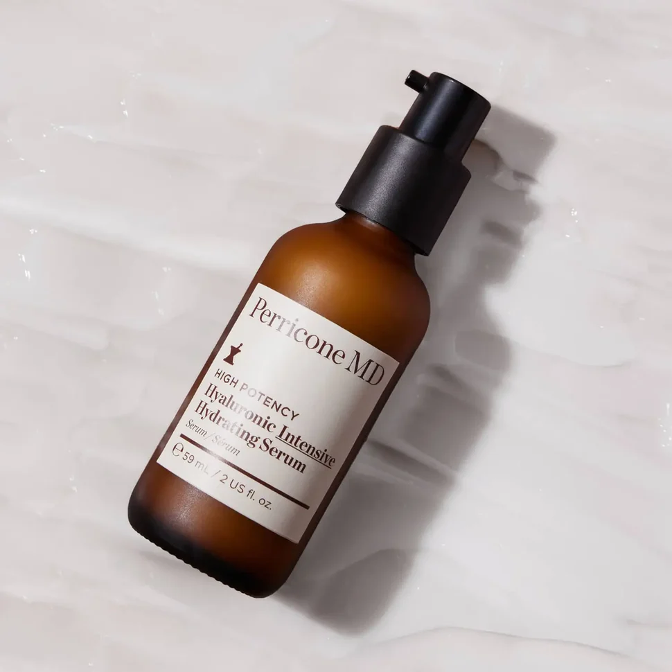 Comprar Perricone MD High Potency Hyaluronic Intensive Hydrating Serum en Gran Farmacia Andorra. El High Potency Hyaluronic Intensive Hydrating Serum mejora la textura gracias a su complejo de 4 formas y 2 bloques naturales de ácido hialurónico, que hidrata profundamente para suavizar y rellenar la piel. Además, el DMAE ayuda a reafirmar visiblemente y la niacinamida refina la tez. Los resultados respaldan su eficacia: el 86% de las usuarias notó una reducción en la apariencia de líneas de expresión y arrugas, logrando una piel más uniforme y flexible. Este sérum destaca por tres ingredientes clave: nuestro complejo de 4 formas y 2 bloques naturales de ácido hialurónico para una hidratación profunda, DMAE para reafirmar visiblemente la piel y niacinamida para mejorar el tono y la textura. Es una combinación potente diseñada para rellenar y suavizar tu rostro.