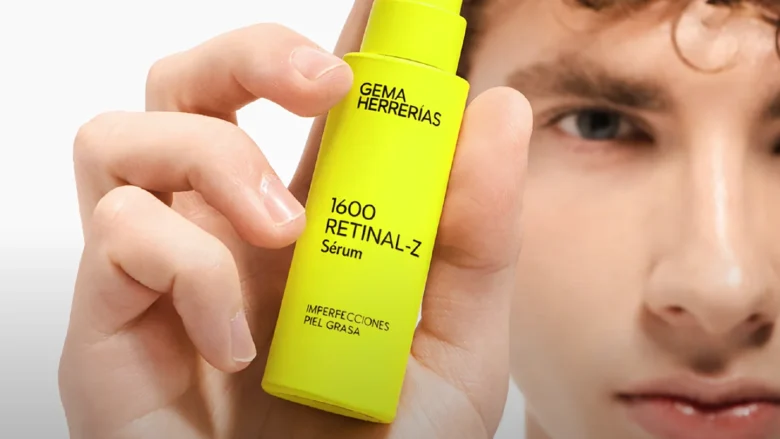 Comprar gh 1600 RETINAL-Z de Gema Herrerías en Gran Farmacia Andorra, sérum nocturno intensivo de alta tolerancia diseñado específicamente para el tratamiento de pieles grasas, mixtas y con tendencia acneica.  Su fórmula destaca por la tecnología patentada gh Retin2 Z-Peptide, que combina una potente acción renovadora con una excelente compatibilidad cutánea. El precio oficial de lanzamiento para el envase de 30 ml 🧪 Componentes clave y formulación El producto basa su eficacia en un complejo multirretinoide avanzado que minimiza la irritación habitual de los retinoides tradicionales:  0,05 % Retinaldehído puro: Encapsulado en lipovesículas (LipoVes®) para garantizar una penetración óptima, máxima estabilidad y una acción renovadora profunda. 0,1 % Retinoato de tocoferilo: Un derivado del retinol de última generación que acelera la renovación celular y perfecciona la textura de la piel. Complejo de Hexapéptido con Zinc: Actúa reduciendo la hiperqueratinización (obstrucción de poros) y controlando las bacterias causantes de las imperfecciones. 3 % Niacinamida: Un activo multifuncional que calma las rojeces, regula la producción de grasa y ayuda a difuminar las marcas oscuras posinflamatorias.  0,4 % Bisabolol: Ingrediente de origen natural con marcadas propiedades calmantes, reparadoras y cicatrizantes. [1, 2] 🎯 Indicaciones principales Está especialmente recomendado para tratar afecciones específicas de la piel del rostro:  Acné tanto adolescente como adulto (hormonal). Rosácea papulopustulosa y dermatitis seborreica facial. Poros muy dilatados, textura irregular e hipersecreción de sebo.  📈 Resultados clínicos demostrados (a los 56 días): Los estudios en panelistas reflejan una alta eficacia manteniendo un 100 % de tolerancia cutánea: Reducción de hasta el 72,7 % en lesiones inflamatorias (granos). Descenso de hasta el 74,3 % en el contenido de sebo de la piel. Disminución de hasta el 31,5 % de la pigmentación en las manchas o marcas postimperfección.