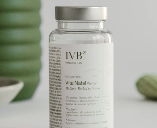 Qué es y qué beneficios tiene VitalNatal Woman de IVB WELLNESS LAB. Comprar IVB WELLNESS LAB en Gran Farmacia Andorra. Multivitamínico y mineral preconcepcional diseñado para asegurar un adecuado estado micronutricional de la mujer durante la etapa de búsqueda de embarazo. Su formulación está pensada para cubrir las necesidades reales de esta etapa, apoyando tu bienestar general y preparando el cuerpo de forma óptima para la gestación. Incluye compuestos clave (como ácido fólico activo, yodo, colina y vitamina D) minuciosamente seleccionados por su altísima biodisponibilidad y respaldo científico. En conjunto, actúan en perfecta sinergia contribuyendo al funcionamiento normal del sistema inmunitario y al metabolismo energético normal en este momento tan importante.