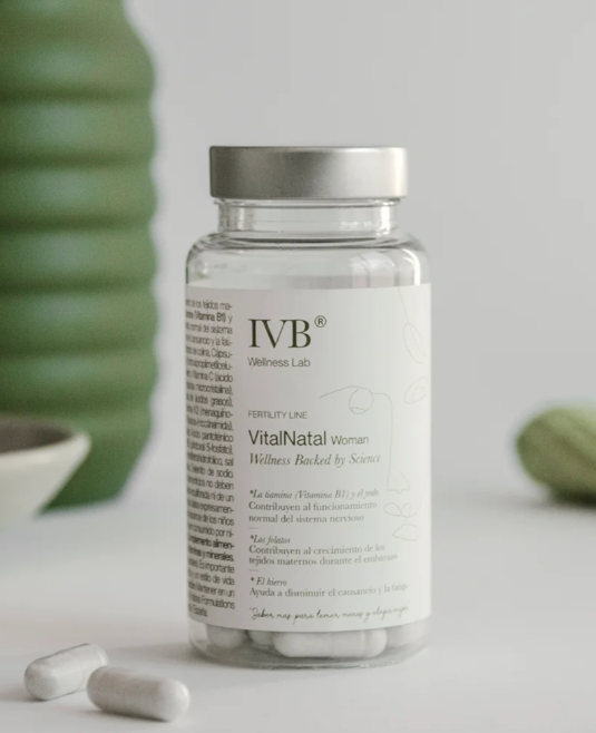 Qué es y qué beneficios tiene VitalNatal Woman de IVB WELLNESS LAB. Comprar IVB WELLNESS LAB en Gran Farmacia Andorra. Multivitamínico y mineral preconcepcional diseñado para asegurar un adecuado estado micronutricional de la mujer durante la etapa de búsqueda de embarazo. Su formulación está pensada para cubrir las necesidades reales de esta etapa, apoyando tu bienestar general y preparando el cuerpo de forma óptima para la gestación. Incluye compuestos clave (como ácido fólico activo, yodo, colina y vitamina D) minuciosamente seleccionados por su altísima biodisponibilidad y respaldo científico. En conjunto, actúan en perfecta sinergia contribuyendo al funcionamiento normal del sistema inmunitario y al metabolismo energético normal en este momento tan importante.