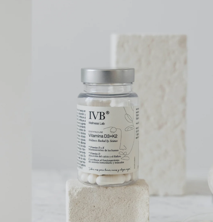 Comprar vitamina D3+K2 de IVB WELLNESS LAB en Gran Farmacia Andorra. ¿Qué es y qué beneficios tiene la vitamina D3+K2?
La vitamina D contribuye a la absorción y utilización normal del calcio y el fósforo, y al funcionamiento normal de los músculos. Es un pilar clave que contribuye al funcionamiento normal del sistema inmunitario. En sinergia, ambas vitaminas contribuyen al mantenimiento de los huesos en condiciones normales. Contiene 1000 UI de vitamina D3 y 45 mcg de vitamina K2 (Menaquinona 7, la mejor patente del mercado y con más estudios científicos).