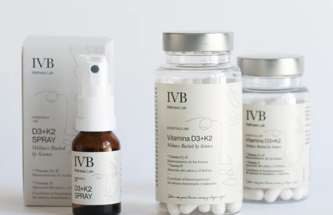 Comprar vitamina D3+K2 de IVB WELLNESS LAB en Gran Farmacia Andorra. ¿Qué es y qué beneficios tiene la vitamina D3+K2? La vitamina D contribuye a la absorción y utilización normal del calcio y el fósforo, y al funcionamiento normal de los músculos. Es un pilar clave que contribuye al funcionamiento normal del sistema inmunitario. En sinergia, ambas vitaminas contribuyen al mantenimiento de los huesos en condiciones normales. Contiene 1000 UI de vitamina D3 y 45 mcg de vitamina K2 (Menaquinona 7, la mejor patente del mercado y con más estudios científicos).