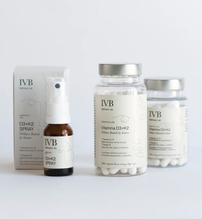 Comprar vitamina D3+K2 de IVB WELLNESS LAB en Gran Farmacia Andorra. ¿Qué es y qué beneficios tiene la vitamina D3+K2? La vitamina D contribuye a la absorción y utilización normal del calcio y el fósforo, y al funcionamiento normal de los músculos. Es un pilar clave que contribuye al funcionamiento normal del sistema inmunitario. En sinergia, ambas vitaminas contribuyen al mantenimiento de los huesos en condiciones normales. Contiene 1000 UI de vitamina D3 y 45 mcg de vitamina K2 (Menaquinona 7, la mejor patente del mercado y con más estudios científicos).