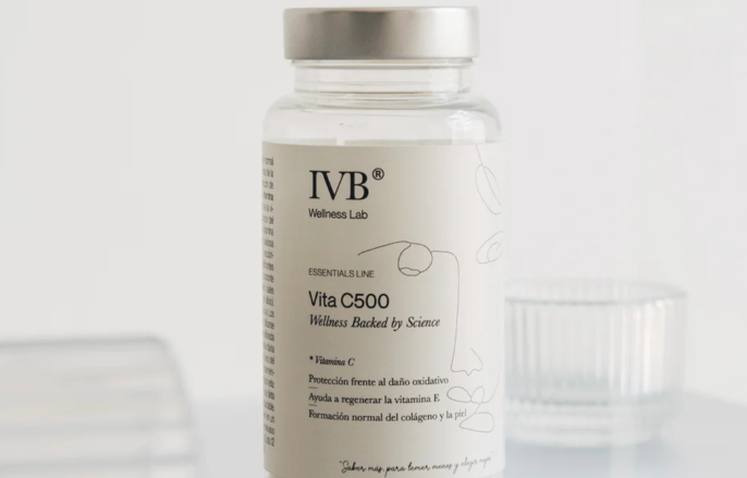 Beneficios Vita C 500: Protección frente al daño oxidativo y función del sistema inmunitario. Comprar IVB WELLNESS LAB en GRAN FARMACIA ANDORRA. Vitamina C Es un complemento alimenticio que contribuye a la protección de las células frente al daño oxidativo y mejora la absorción del hierro. Además, contribuye al funcionamiento normal del sistema inmunitario, incluso durante y después del ejercicio físico intenso. También contribuye a la formación normal de colágeno, un proceso esencial para el funcionamiento normal de la piel, los dientes, los huesos y los cartílagos.