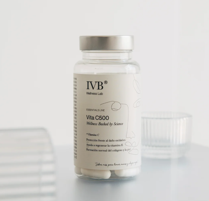 Beneficios Vita C 500: Protección frente al daño oxidativo y función del sistema inmunitario. Comprar IVB WELLNESS LAB en GRAN FARMACIA ANDORRA. Vitamina C Es un complemento alimenticio que contribuye a la protección de las células frente al daño oxidativo y mejora la absorción del hierro. Además, contribuye al funcionamiento normal del sistema inmunitario, incluso durante y después del ejercicio físico intenso. También contribuye a la formación normal de colágeno, un proceso esencial para el funcionamiento normal de la piel, los dientes, los huesos y los cartílagos.