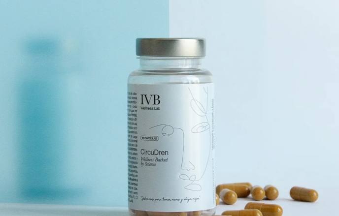 Comprar CIRCUDREN de IVB WELLNESS LAB en GRAN FARMACIA ANDORRA. Qué es y qué beneficios tiene CircuDren. Fórmula diseñada para favorecer la sensación de piernas ligeras y apoyar el equilibrio de líquidos. Circudren es un complemento diseñado para favorecer la sensación de piernas ligeras y apoyar el equilibrio de líquidos en el organismo. A diferencia de otras opciones convencionales, Circudren ofrece un enfoque integral y natural orientado al confort de las extremidades inferiores. Su composición combina activos botánicos estandarizados de la más alta calidad como Venocin® (extracto de castaño de Indias estandarizado en escina), Lymphaselect® (meliloto con estandarización específica en cumarinas) y VinOseed™ (extracto prémium de semilla de uva rico en proantocianidinas), junto a rutina, cola de caballo, diente de león y perejil. Esta sinergia actúa de forma conjunta para ofrecer un soporte nutricional que favorece el bienestar diario, apoyando de manera progresiva el balance hídrico natural del cuerpo. El resultado es un enfoque completo y diferencial para personas que sienten pesadez o cansancio en las piernas al final del día, o que buscan un cuidado natural y prémium frente a situaciones cotidianas como el sedentarismo, largas jornadas de pie o el calor.