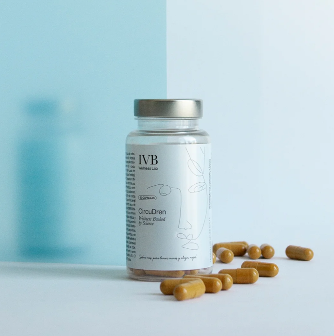 Comprar CIRCUDREN de IVB WELLNESS LAB en GRAN FARMACIA ANDORRA. Qué es y qué beneficios tiene CircuDren. Fórmula diseñada para favorecer la sensación de piernas ligeras y apoyar el equilibrio de líquidos. Circudren es un complemento diseñado para favorecer la sensación de piernas ligeras y apoyar el equilibrio de líquidos en el organismo. A diferencia de otras opciones convencionales, Circudren ofrece un enfoque integral y natural orientado al confort de las extremidades inferiores. Su composición combina activos botánicos estandarizados de la más alta calidad como Venocin® (extracto de castaño de Indias estandarizado en escina), Lymphaselect® (meliloto con estandarización específica en cumarinas) y VinOseed™ (extracto prémium de semilla de uva rico en proantocianidinas), junto a rutina, cola de caballo, diente de león y perejil. Esta sinergia actúa de forma conjunta para ofrecer un soporte nutricional que favorece el bienestar diario, apoyando de manera progresiva el balance hídrico natural del cuerpo. El resultado es un enfoque completo y diferencial para personas que sienten pesadez o cansancio en las piernas al final del día, o que buscan un cuidado natural y prémium frente a situaciones cotidianas como el sedentarismo, largas jornadas de pie o el calor.