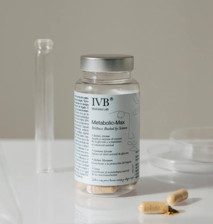 Comprar Metabolic-Max de IVB WELLNESS LAB en Gran Farmacia Andorra. Apoyo para el mantenimiento de la glucosa, el colesterol y la protección del hígado. ¿Qué es y qué beneficios tiene Metabolic-Max? Complemento alimenticio a base de extractos botánicos altamente biodisponibles destinado a apoyar la salud del hígado y ayudar a mantener niveles normales de colesterol. Además, gracias a su aporte de cromo, contribuye a mantener niveles normales de glucosa en sangre, favoreciendo un equilibrio metabólico general y las funciones depurativas del organismo.