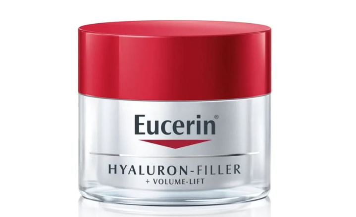 Comprar Eucerin Hyaluron-Filler + Volume-Lift Día FPS 15 para Piel Seca en Gran Farmacia Andorra es una crema facial antiedad que combina hidratación profunda, efecto relleno de arrugas y redefinición del óvalo facial. Características principales Tipo de piel: Específicamente formulada para piel seca. Formato y presentación: Frasco de 50 ml (disponible también en formato recarga ecológico en la línea estándar Hyaluron-Filler). Protección solar: FPS 15 con filtros contra rayos UVA y UVB para prevenir el fotoenvejecimiento.  Activos clave Magnolol: Un ingrediente de origen natural que ayuda a aumentar el tamaño y el número de las células que aportan volumen a la piel. Oligopéptidos: Estimulan la red de colágeno para mejorar la firmeza y estructura cutánea. Ácido hialurónico: De alto y bajo peso molecular para hidratar intensamente las capas superiores e inferiores de la piel y rellenar las arrugas desde el interior.  Beneficios Rellena las arrugas marcadas y líneas de expresión. Proporciona un efecto lifting y redefine los contornos del rostro. Alivia la tirantez y aporta confort duradero a la piel seca. 