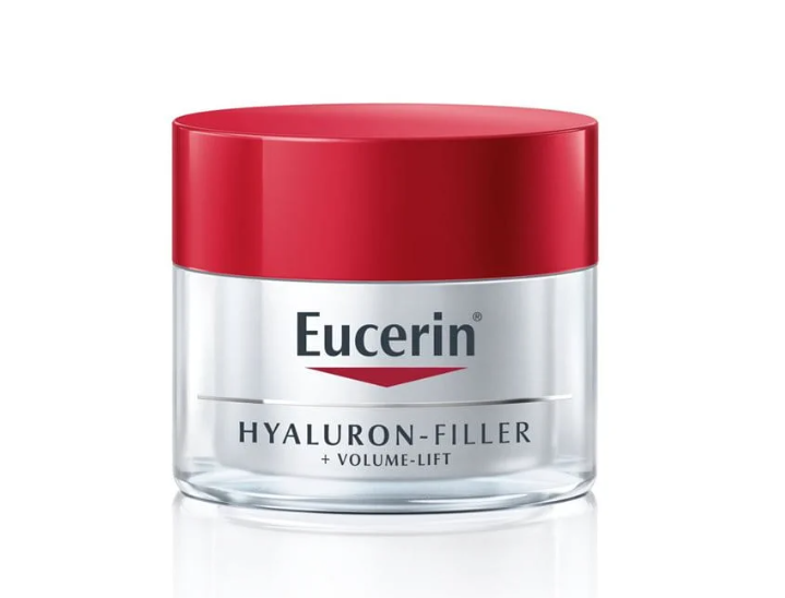 Comprar Eucerin Hyaluron-Filler + Volume-Lift Día FPS 15 para Piel Seca en Gran Farmacia Andorra es una crema facial antiedad que combina hidratación profunda, efecto relleno de arrugas y redefinición del óvalo facial. Características principales Tipo de piel: Específicamente formulada para piel seca. Formato y presentación: Frasco de 50 ml (disponible también en formato recarga ecológico en la línea estándar Hyaluron-Filler). Protección solar: FPS 15 con filtros contra rayos UVA y UVB para prevenir el fotoenvejecimiento.  Activos clave Magnolol: Un ingrediente de origen natural que ayuda a aumentar el tamaño y el número de las células que aportan volumen a la piel. Oligopéptidos: Estimulan la red de colágeno para mejorar la firmeza y estructura cutánea. Ácido hialurónico: De alto y bajo peso molecular para hidratar intensamente las capas superiores e inferiores de la piel y rellenar las arrugas desde el interior.  Beneficios Rellena las arrugas marcadas y líneas de expresión. Proporciona un efecto lifting y redefine los contornos del rostro. Alivia la tirantez y aporta confort duradero a la piel seca. 