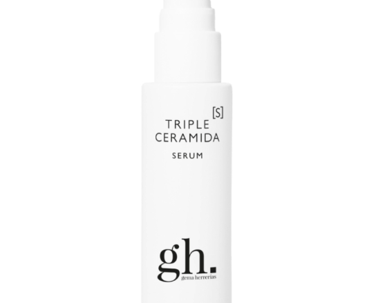 Comprar El gh Triple Ceramida [S] Sérum de Gema Herrerías en Gran Farmacia Andorra es un tratamiento antiedad formulado específicamente para reparar, nutrir e hidratar en profundidad las pieles secas, deshidratadas o con xerosis. Características principales Tamaño: 30 ml Indicaciones: Piel seca o deshidratada, xerosis, arrugas y flacidez. Modo de empleo: Aplicar de 4 a 5 gotas por la mañana y/o por la noche sobre la piel limpia del rostro. Conservación: Mantener por debajo de 25 ºC en un lugar fresco y seco. Ingredientes activos Liposomas de triple ceramida (NP, NG y Salicyloyl Phytosphingosine) para la reparación de la función barrera. Ácidos grasos omega 3, 6, 7 y 9. Colesterol. Elastina hidrolizada.