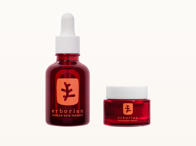 K-BEAUTY ERBORIAN Duo nourrissant multi-perfecteur achat GRAN FARMACIA ANDORRA.
Crème Contour des Yeux Skin Therapy & Huile-Sérum Skin Therapy.
Ce duo contient SKIN THERAPY HUILE-SERUM (30ml) et SKIN THERAPY EYE (15ml)
Skin therapy huile-sérum : Une huile pour le visage qui concentre toute la puissance du soin Erborian. Une huile de nuit multi-perfectrice associant 17 extraits de plantes conçue pour agir pendant votre sommeil. Sa promesse ? Vous redonner confiance en votre peau nue, en une nuit seulement !
• APRÈS LA 1ÈRE NUIT* : Votre peau est lissée, intensément nourrie et repulpée en hydratation. Les signes de fatigue semblent réduits, votre teint est frais et lumineux.
• JOUR APRÈS JOUR, DES RÉSULTATS AMPLIFIÉS* : les rides et les ridules sont visiblement estompées et votre peau gagne en souplesse. Elle paraît plus nette avec moins d'imperfections ; le grain de peau est affiné ; et votre teint est unifié, durablement lumineux.
Skin Therapy est une huile visage biphasée, spécialement pensée pour s’adapter à tous les types de peau. Rapidement absorbée, elle enveloppe délicatement la peau, sans laisser de fini gras ! 90% d'ingrédients d'origine naturelle - Formule vegan - Sans silicones
Skin Therapy Eye : Toute la puissance du soin coréen Erborian dans une crème contour des yeux multi-perfectrice.
Sa promesse ? Vous réveiller avec la confiance d’un regard transformé !Né de l’expertise coréenne, ce soin cible 7 préoccupations principales du contour de l’œil (poches, cernes, éclat, hydratation, nutrition, texture et ridules et rides) grâce à sa formule hautement concentrée en actifs. Il associe 9 extraits de plantes à des ingrédients experts comme la caféine et 5 % de niacinamide pour des résultats visibles dès la 1ère nuit.1