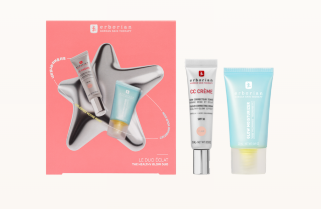 Achat ERBORIAN K-BEAUTY Le Duo Éclat. Célébrez votre peau en lui proposant sa dose de glow Gran Farmàcia Andorra. L’association parfaite entre soin et éclat pour une peau intensément hydratée. Préparez votre peau avec la crème GLOW MOISTURIZER, conçue pour hydrater intensément et révéler l’effet “glass skin” inspiré de la beauté coréenne. Complétez ensuite votre routine avec notre iconique CC CRÈME, qui hydrate immédiatement et pendant 24h tout en unifiant et illuminant le teint pour un effet bonne mine naturel. Ce coffret est composé de : – CC CRÈME 15 mL : l'iconique soin coréen teinté à la couvrance légère qui, grâce à ses pigments encapsulés, fusionne avec votre peau pour un teint unifié, naturel et éclatant. Sa formule enrichie en Centella Asiatica apporte à votre peau une sensation de confort qui dure. - GLOW MOISTURIZER 20 mL : Véritable boost d’hydratation, sa texture soyeuse est enrichie en Acide Hyaluronique et 5% de Niacinamide, pour une peau durablement hydratée, glowy et plus uniforme, le tout sans effet gras.