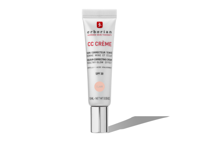 Achat ERBORIAN K-BEAUTY Le Duo Éclat. Célébrez votre peau en lui proposant sa dose de glow Gran Farmàcia Andorra. L’association parfaite entre soin et éclat pour une peau intensément hydratée. Préparez votre peau avec la crème GLOW MOISTURIZER, conçue pour hydrater intensément et révéler l’effet “glass skin” inspiré de la beauté coréenne. Complétez ensuite votre routine avec notre iconique CC CRÈME, qui hydrate immédiatement et pendant 24h tout en unifiant et illuminant le teint pour un effet bonne mine naturel. Ce coffret est composé de : – CC CRÈME 15 mL : l'iconique soin coréen teinté à la couvrance légère qui, grâce à ses pigments encapsulés, fusionne avec votre peau pour un teint unifié, naturel et éclatant. Sa formule enrichie en Centella Asiatica apporte à votre peau une sensation de confort qui dure. - GLOW MOISTURIZER 20 mL : Véritable boost d’hydratation, sa texture soyeuse est enrichie en Acide Hyaluronique et 5% de Niacinamide, pour une peau durablement hydratée, glowy et plus uniforme, le tout sans effet gras.
