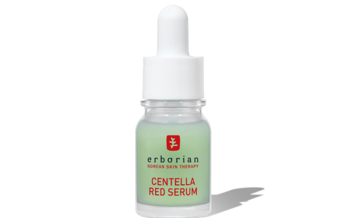 La Routine Anti-Rougeurs ERBORIAN ACHAT GRAN FARMÀCIA ANDORRA L'specialiste K-BEAUTY en ANDORRE Durant les fêtes de fin d'année, n’ayez plus peur de rougir ! Célébrez votre peau avec notre routine apaisante anti-rougeurs. Cette routine soin et maquillage prend soin des peaux sujettes aux rougeurs au quotidien. Matin et soir, le sérum concentré CENTELLA RED SERUM réduit les rougeurs en taille et en intensité pour un effet visible dès 24 h*. Besoin d’une touche de couvrance ? CC RED CORRECT corrige les rougeurs en un seul geste et laisse un fini naturel. Ce coffret est composé de: -CC RED CORRECT 15 mL : Enrichie en Centella Asiatica, cette crème légère apportera apaisement et confort à votre peau. Sa texture révèle des pigments verts encapsulés pour unifier votre teint. -CENTELLA RED SERUM 10 mL : Sa formule verte neutralisante combine 2 % de Centella Asiatica et du Bisabolol pour apaiser et apporter du confort à votre peau,