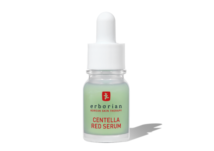 La Routine Anti-Rougeurs ERBORIAN ACHAT GRAN FARMÀCIA ANDORRA L'specialiste K-BEAUTY en ANDORRE Durant les fêtes de fin d'année, n’ayez plus peur de rougir ! Célébrez votre peau avec notre routine apaisante anti-rougeurs. Cette routine soin et maquillage prend soin des peaux sujettes aux rougeurs au quotidien. Matin et soir, le sérum concentré CENTELLA RED SERUM réduit les rougeurs en taille et en intensité pour un effet visible dès 24 h*. Besoin d’une touche de couvrance ? CC RED CORRECT corrige les rougeurs en un seul geste et laisse un fini naturel. Ce coffret est composé de: -CC RED CORRECT 15 mL : Enrichie en Centella Asiatica, cette crème légère apportera apaisement et confort à votre peau. Sa texture révèle des pigments verts encapsulés pour unifier votre teint. -CENTELLA RED SERUM 10 mL : Sa formule verte neutralisante combine 2 % de Centella Asiatica et du Bisabolol pour apaiser et apporter du confort à votre peau,