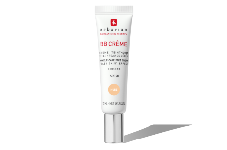Célébrez votre peau au réveil avec le duo perfecteur !

Découvrez notre duo qui allie le soin et le teint, idéal pour sublimer votre teint instantanément et lisser votre peau jour après jour. Le matin, (re)découvrez l’iconique BB CREME, pour un effet «peau de bébé» instantané, l’idéal de peau coréen. Sa formule mi-teint mi-soin unifie le teint et camoufle les petites imperfections tout en lissant visiblement la peau. Le soir SKIN THERAPY concentre toute la puissance du soin Erborian pour agir sur la qualité de votre peau pendant votre sommeil.

Ce coffret est composé de :

-BB CREME 15mL : Sa couvrance modulable se fond sur la peau pour unifier le teint, sans effet de matière. Jour après jour, la peau est visiblement plus lisse.

-SKIN THERAPY LIGHT 10mL : Un sérum lacté hautement concentré en actifs pour vous redonner confiance en votre peau nue dès la première nuit.