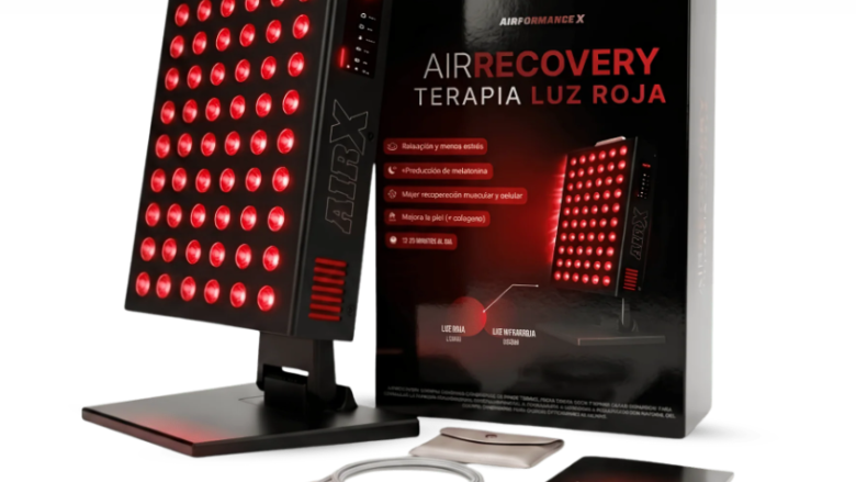 La terapia de luz roja del AirRecovery® Comprar Panel Terapia De Luz Roja e Infrarroja en Gran Farmacia Andorra funciona mediante un proceso llamado fotobiomodulación (PBM).  La terapia de luz roja del AirRecovery® Panel Terapia De Luz Roja e Infrarroja funciona mediante un proceso llamado fotobiomodulación (PBM). fotobiomodulación (PBM o LLLT, por sus siglas en inglés) es una terapia no invasiva que utiliza luz roja o infrarroja cercana de baja potencia (con láseres de baja intensidad o luces LED) para estimular, sanar y regenerar los tejidos del cuerpo sin causar quemaduras ni calor.  Cómo funciona el mecanismo Absorción celular: Los fotones de la luz roja e infrarroja cercana penetran en la piel y son absorbidos por las mitocondrias (las "centrales de energía" de las células). Estimulación del ATP: Este estímulo activa la enzima citocromo c oxidasa y aumenta la producción de trifosfato de adenosina (ATP), lo que acelera la energía celular y la regeneración de los tejidos. Liberación de óxido nítrico: Ayuda a liberar el óxido nítrico acumulado, mejorando la oxigenación y la circulación sanguínea.  Reducción de la inflamación: Disminuye el estrés oxidativo y la inflamación en músculos y articulaciones tras el esfuerzo físico.  Especificaciones técnicas del dispositivo (AirRecovery®) Longitudes de onda: Combina 6 bandas de luz roja e infrarroja cercana (630, 660, 670, 810, 830 y 850 nm) mediante 60 LEDs de doble chip. Irradiancia: Más de 130 mW/cm² a una distancia de 15 cm. Tecnología segura: Libre de parpadeos (flicker-free) y con emisiones electromagnéticas (EMF) de 0.0 µT. Modo de empleo recomendado: Se utiliza entre 10 y 20 minutos al día a una distancia aproximada de 15 cm de la zona a tratar. [1]