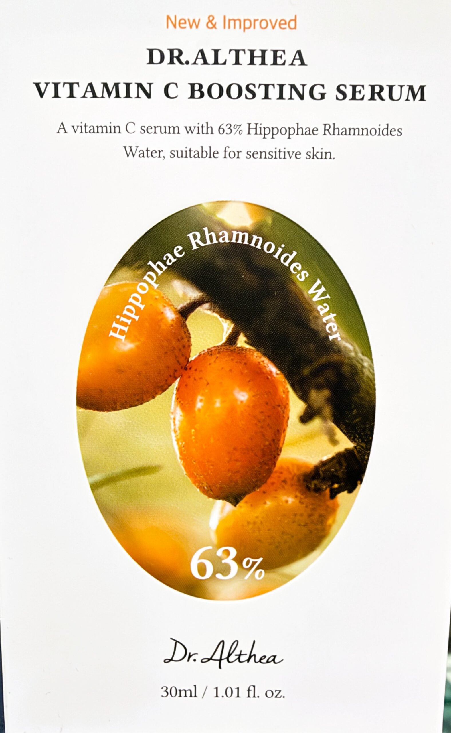 El Dr. Althea Vitamin C Boosting Serum (30 ml) es un sérum facial vegano de origen coreano formulado para iluminar, hidratar y unificar el tono de la piel. Ingredientes clave 63 % a 64 % de agua de espino amarillo (Hippophae Rhamnoides): Rica en vitamina C natural de origen botánico. Niacinamide (5 %): Ayuda a mejorar el aspecto de las manchas y la textura desigual.  Ácido tranexámico (2 %): Enfocado en tratar la pigmentación y las marcas posteriores a los granitos. Ácido hialurónico (múltiples tipos) y D-pantenol: Proporcionan hidratación profunda y calma a las pieles sensibles. Beneficios principales Iluminación: Revitaliza la piel apagada y aporta efecto glass skin.  Despigmentación: Atenúa manchas oscuras y marcas de acné con el uso continuado. Hidratación y calma: Fórmula suave, apta para todo tipo de pieles, incluidas las sensibles o con tendencia al acné.