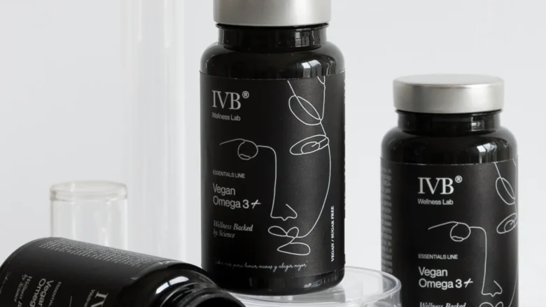 ¿Qué es y qué beneficios tiene Vegan Omega 3+? Comprar Vegan Omega 3+ de IVB WELLNESS LAB es una fuente 100 % vegetal, aislada, purificada y sostenible de ácidos grasos omega 3, obtenida de la microalga Schizochytrium sp. Contribuye a cubrir las necesidades diarias de omega 3 de forma sostenible y/o se sigue una dieta vegana o vegetariana. Su perfil equilibrado de EPA y DHA ayuda de manera global a cuidar la salud de diferentes órganos y es apto para cualquier dieta. Utilizamos el aceite Omegatex® Algae, que cumple con los exigentes estándares de la organización internacional GOED y está certificado por IAOS, garantizando seguridad y calidad en cada lote de aceite.  IAOS (International Algal Oil Standards) Certificación independiente que garantiza que los aceites omega-3 de microalgas han pasado controles rigurosos de calidad, trazabilidad y sostenibilidad, evitando contaminaciones con metales pesados o compuestos como PCBs (bifenilos policlorados). GOED (Global Organization for EPA and DHA Omega-3s)  La única organización internacional dedicada exclusivamente a asegurar que sus miembros cumplen con los más altos estándares de calidad en el mercado de los ácidos grasos omega-3. Tanto IVB Wellness Lab como las materias primas que utilizamos son miembros de GOED.