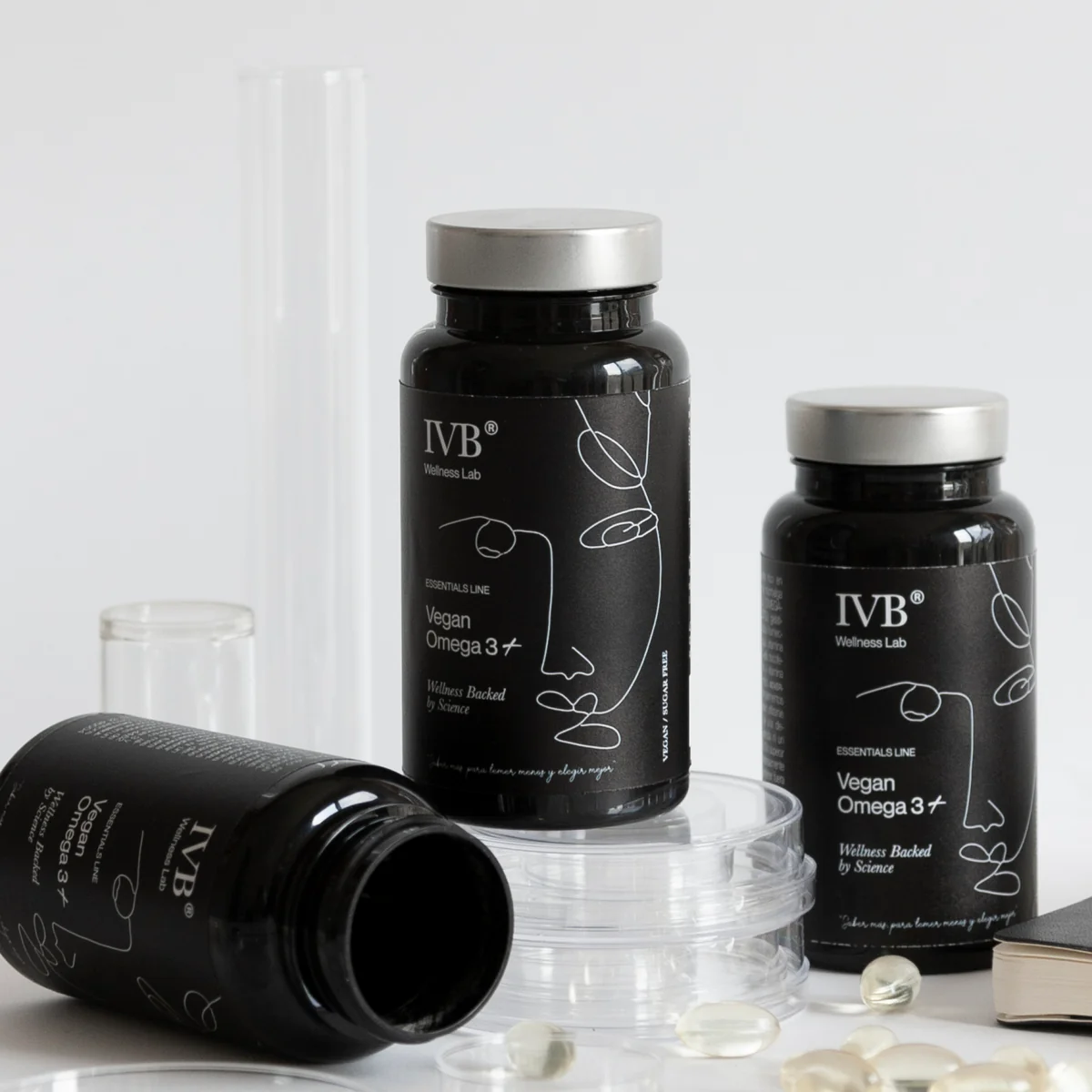 ¿Qué es y qué beneficios tiene Vegan Omega 3+? Comprar Vegan Omega 3+ de IVB WELLNESS LAB es una fuente 100 % vegetal, aislada, purificada y sostenible de ácidos grasos omega 3, obtenida de la microalga Schizochytrium sp. Contribuye a cubrir las necesidades diarias de omega 3 de forma sostenible y/o se sigue una dieta vegana o vegetariana. Su perfil equilibrado de EPA y DHA ayuda de manera global a cuidar la salud de diferentes órganos y es apto para cualquier dieta. Utilizamos el aceite Omegatex® Algae, que cumple con los exigentes estándares de la organización internacional GOED y está certificado por IAOS, garantizando seguridad y calidad en cada lote de aceite.  IAOS (International Algal Oil Standards) Certificación independiente que garantiza que los aceites omega-3 de microalgas han pasado controles rigurosos de calidad, trazabilidad y sostenibilidad, evitando contaminaciones con metales pesados o compuestos como PCBs (bifenilos policlorados). GOED (Global Organization for EPA and DHA Omega-3s)  La única organización internacional dedicada exclusivamente a asegurar que sus miembros cumplen con los más altos estándares de calidad en el mercado de los ácidos grasos omega-3. Tanto IVB Wellness Lab como las materias primas que utilizamos son miembros de GOED.