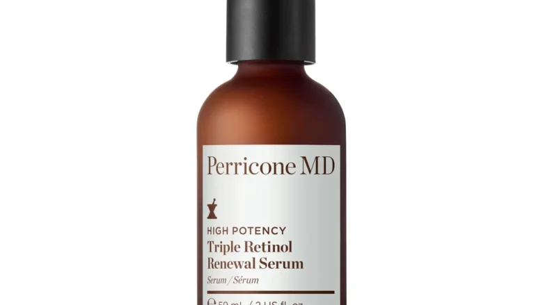 Comprar PERRICONE MD. El High Potency Triple Retinol Renewal Serum en Gran Farmacia Andorra Triple Retinol combina retinol encapsulado, linoleato de retinilo y fito-retinol para acelerar la renovación celular de forma profunda pero suave. Esta tecnología permite mejorar la firmeza y reducir arrugas profundas en pieles maduras, logrando una textura más uniforme en solo 3 días, con un 96 % de usuarias que confirman su suavidad y tolerancia. El High Potency Triple Retinol Renewal Serum combina tres formas de retinol (encapsulado, linoleato de retinilo y fitorretinol) para acelerar la renovación celular, lo que mejora visiblemente la firmeza y reduce arrugas profundas. Además, su fórmula con Coenzima Q10 y betacaroteno refuerza la barrera cutánea y aporta luminosidad, logrando una textura más uniforme y renovada en solo 3 días de uso.