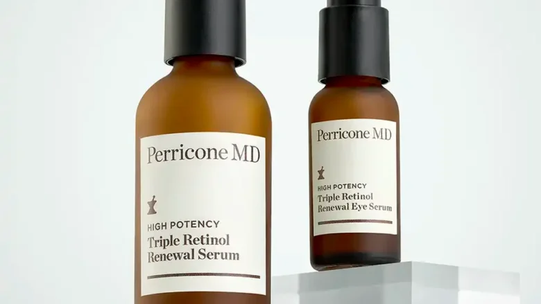 Comprar Perricone MD Triple Retinol Duo en Gran Farmacia Andorra El dúo perfecto para renovar la piel y revitalizar la mirada. Renovación avanzada para rostro y mirada Descubre el dúo de Perricone MD que combina High Potency Triple Retinol Renewal Serum y High Potency Triple Retinol Renewal Eye Serum para abordar los signos visibles del envejecimiento de forma complementaria. Una rutina diseñada para mejorar la apariencia de las arrugas, la textura irregular y la pérdida de firmeza, mientras aporta luminosidad y un aspecto más uniforme a la piel. El sérum facial actúa sobre el rostro para favorecer una piel visiblemente más suave, firme y renovada. El tratamiento específico para el contorno de ojos completa la rutina ayudando a reducir la apariencia de líneas de expresión, patas de gallo, bolsas y ojeras, para una mirada más descansada y luminosa. ¿Por qué elegir este dúo? Porque el rostro y el contorno de ojos presentan necesidades diferentes, pero comparten muchos de los signos visibles del envejecimiento. Combinar ambos tratamientos permite incorporar la tecnología Triple Retinol de Perricone MD a una rutina específica para cada zona, sin renunciar al cuidado delicado que requiere el contorno de ojos. Dos tratamientos complementarios. Una rutina de renovación más completa. ¿Qué aporta cada producto? High Potency Triple Retinol Renewal Serum Sérum facial de renovación que ayuda a mejorar visiblemente la textura, las líneas de expresión, las arrugas y la firmeza. Su fórmula con mezcla de triple retinol está diseñada para favorecer una piel de aspecto más uniforme, suave y luminoso. High Potency Triple Retinol Renewal Eye Serum Tratamiento específico para el contorno de ojos formulado con una mezcla de triple retinol, coenzima Q10 y betacaroteno. Ayuda a reducir la apariencia de las arrugas, las patas de gallo, las bolsas y las ojeras, mejorando la suavidad y luminosidad de la zona. Beneficios del dúo Ayuda a reducir visiblemente líneas de expresión y arrugas. Mejora la apariencia de la firmeza y la textura de la piel. Favorece un tono más uniforme y luminoso. Trata de forma específica los signos visibles del envejecimiento del contorno de ojos. Completa la rutina de renovación facial con un tratamiento adaptado a cada zona.