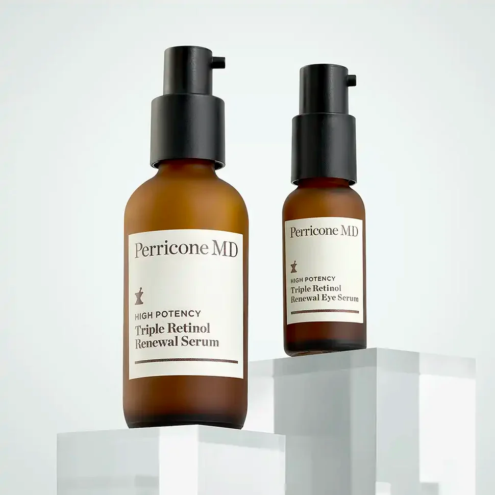 Comprar Perricone MD Triple Retinol Duo en Gran Farmacia Andorra El dúo perfecto para renovar la piel y revitalizar la mirada. Renovación avanzada para rostro y mirada Descubre el dúo de Perricone MD que combina High Potency Triple Retinol Renewal Serum y High Potency Triple Retinol Renewal Eye Serum para abordar los signos visibles del envejecimiento de forma complementaria. Una rutina diseñada para mejorar la apariencia de las arrugas, la textura irregular y la pérdida de firmeza, mientras aporta luminosidad y un aspecto más uniforme a la piel. El sérum facial actúa sobre el rostro para favorecer una piel visiblemente más suave, firme y renovada. El tratamiento específico para el contorno de ojos completa la rutina ayudando a reducir la apariencia de líneas de expresión, patas de gallo, bolsas y ojeras, para una mirada más descansada y luminosa. ¿Por qué elegir este dúo? Porque el rostro y el contorno de ojos presentan necesidades diferentes, pero comparten muchos de los signos visibles del envejecimiento. Combinar ambos tratamientos permite incorporar la tecnología Triple Retinol de Perricone MD a una rutina específica para cada zona, sin renunciar al cuidado delicado que requiere el contorno de ojos. Dos tratamientos complementarios. Una rutina de renovación más completa. ¿Qué aporta cada producto? High Potency Triple Retinol Renewal Serum Sérum facial de renovación que ayuda a mejorar visiblemente la textura, las líneas de expresión, las arrugas y la firmeza. Su fórmula con mezcla de triple retinol está diseñada para favorecer una piel de aspecto más uniforme, suave y luminoso. High Potency Triple Retinol Renewal Eye Serum Tratamiento específico para el contorno de ojos formulado con una mezcla de triple retinol, coenzima Q10 y betacaroteno. Ayuda a reducir la apariencia de las arrugas, las patas de gallo, las bolsas y las ojeras, mejorando la suavidad y luminosidad de la zona. Beneficios del dúo Ayuda a reducir visiblemente líneas de expresión y arrugas. Mejora la apariencia de la firmeza y la textura de la piel. Favorece un tono más uniforme y luminoso. Trata de forma específica los signos visibles del envejecimiento del contorno de ojos. Completa la rutina de renovación facial con un tratamiento adaptado a cada zona.