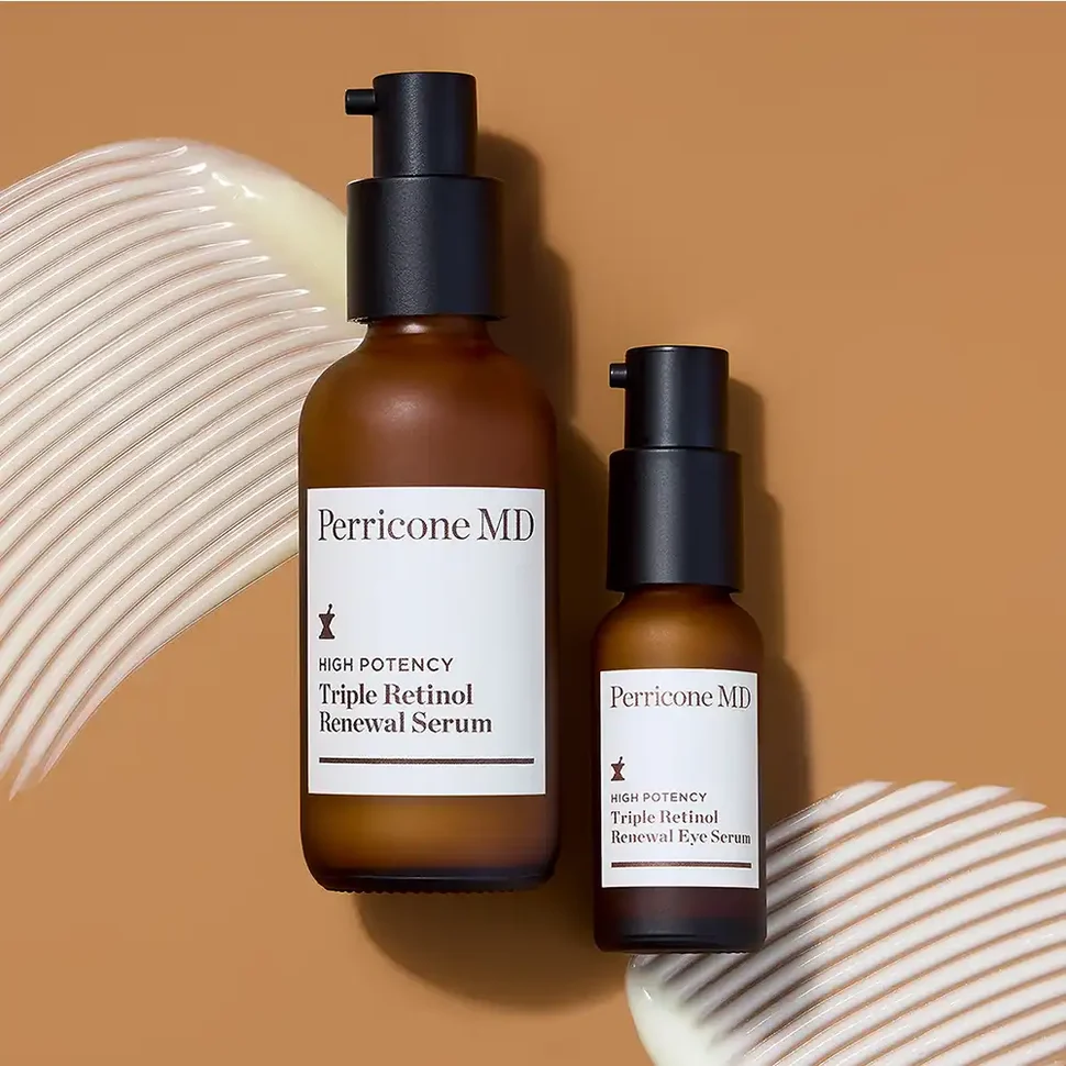 Comprar Perricone MD Triple Retinol Duo en Gran Farmacia Andorra
El dúo perfecto para renovar la piel y revitalizar la mirada.

Renovación avanzada para rostro y mirada

Descubre el dúo de Perricone MD que combina High Potency Triple Retinol Renewal Serum y High Potency Triple Retinol Renewal Eye Serum para abordar los signos visibles del envejecimiento de forma complementaria. Una rutina diseñada para mejorar la apariencia de las arrugas, la textura irregular y la pérdida de firmeza, mientras aporta luminosidad y un aspecto más uniforme a la piel.

El sérum facial actúa sobre el rostro para favorecer una piel visiblemente más suave, firme y renovada. El tratamiento específico para el contorno de ojos completa la rutina ayudando a reducir la apariencia de líneas de expresión, patas de gallo, bolsas y ojeras, para una mirada más descansada y luminosa.

¿Por qué elegir este dúo?

Porque el rostro y el contorno de ojos presentan necesidades diferentes, pero comparten muchos de los signos visibles del envejecimiento. Combinar ambos tratamientos permite incorporar la tecnología Triple Retinol de Perricone MD a una rutina específica para cada zona, sin renunciar al cuidado delicado que requiere el contorno de ojos.

Dos tratamientos complementarios. Una rutina de renovación más completa.

¿Qué aporta cada producto?

High Potency Triple Retinol Renewal Serum
Sérum facial de renovación que ayuda a mejorar visiblemente la textura, las líneas de expresión, las arrugas y la firmeza. Su fórmula con mezcla de triple retinol está diseñada para favorecer una piel de aspecto más uniforme, suave y luminoso.

High Potency Triple Retinol Renewal Eye Serum
Tratamiento específico para el contorno de ojos formulado con una mezcla de triple retinol, coenzima Q10 y betacaroteno. Ayuda a reducir la apariencia de las arrugas, las patas de gallo, las bolsas y las ojeras, mejorando la suavidad y luminosidad de la zona.

Beneficios del dúo
Ayuda a reducir visiblemente líneas de expresión y arrugas.
Mejora la apariencia de la firmeza y la textura de la piel.
Favorece un tono más uniforme y luminoso.
Trata de forma específica los signos visibles del envejecimiento del contorno de ojos.
Completa la rutina de renovación facial con un tratamiento adaptado a cada zona.