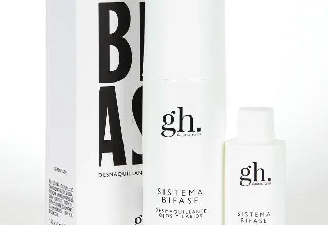 Comprar gh Gema Herrerias Sistema Bifase Desmaquillante de ojos y Labios en Gran Farmacia Andorra retira el maquillaje suavemente, incluso fórmulas waterproof, combinando una profunda limpieza de 2 fases en un solo producto. El sistema bifase se divide en la fase acuosa, que incorpora un innovador oligosacárido funcional derivado del almidón que actúa de agente de arrastre realizando una limpieza suave y eficaz, con una fase oleosa compuesta por activos emolientes de baja viscosidad y de extensión rápida.