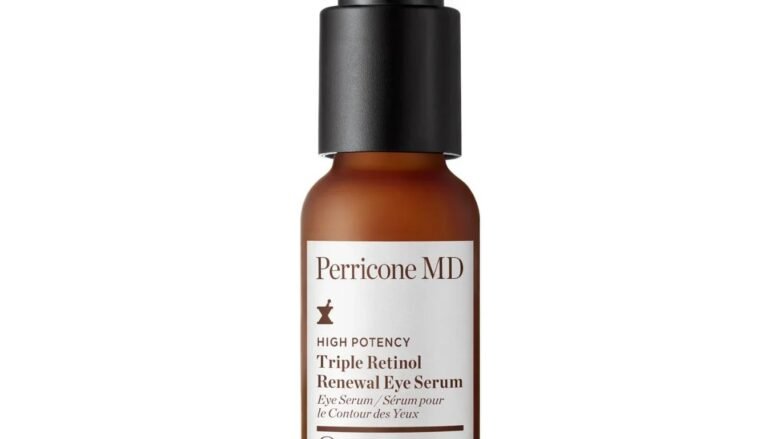 Comprar PERRICONE MD High Potency Triple Retinol Renewal Eye Serum en Gran Farmacia Andorra. Renovación avanzada con triple retinol para una mirada más firme, lisa y luminosa. Un potente sérum antiedad para el contorno de ojos formulado con la exclusiva mezcla de triple retinol de Perricone MD, diseñada para acelerar la renovación de la piel con una menor sensibilidad y actuar sobre los principales signos visibles del envejecimiento de la mirada. Su fórmula combina retinol encapsulado, éster de retinol y fitorretinol para ayudar a mejorar visiblemente la apariencia de las líneas de expresión, las arrugas y las patas de gallo, al tiempo que favorece una piel de aspecto más firme, liso y uniforme. Esta avanzada mezcla actúa en sinergia con la coenzima Q10, un potente antioxidante, y el betacaroteno de origen natural (provitamina A) para ayudar a combatir los efectos visibles del estrés oxidativo, mejorar la luminosidad y reducir la apariencia de las ojeras y la decoloración. Su textura ligera y sin perfume ha sido específicamente desarrollada para la delicada zona del contorno de ojos y puede utilizarse tanto por la mañana como por la noche. El resultado es una mirada visiblemente más lisa, firme, luminosa y descansada. Beneficios Ayuda a reducir visiblemente las líneas de expresión, arrugas y patas de gallo. Reduce la apariencia de las bolsas bajo los ojos. Ayuda a minimizar visiblemente las ojeras y la decoloración. Mejora la apariencia de la textura irregular del contorno de ojos. Favorece una piel de aspecto más firme, liso y uniforme. Aporta luminosidad para conseguir una mirada más abierta, despierta y revitalizada. Fórmula ligera, sin perfume y apta para utilizar de día y de noche.