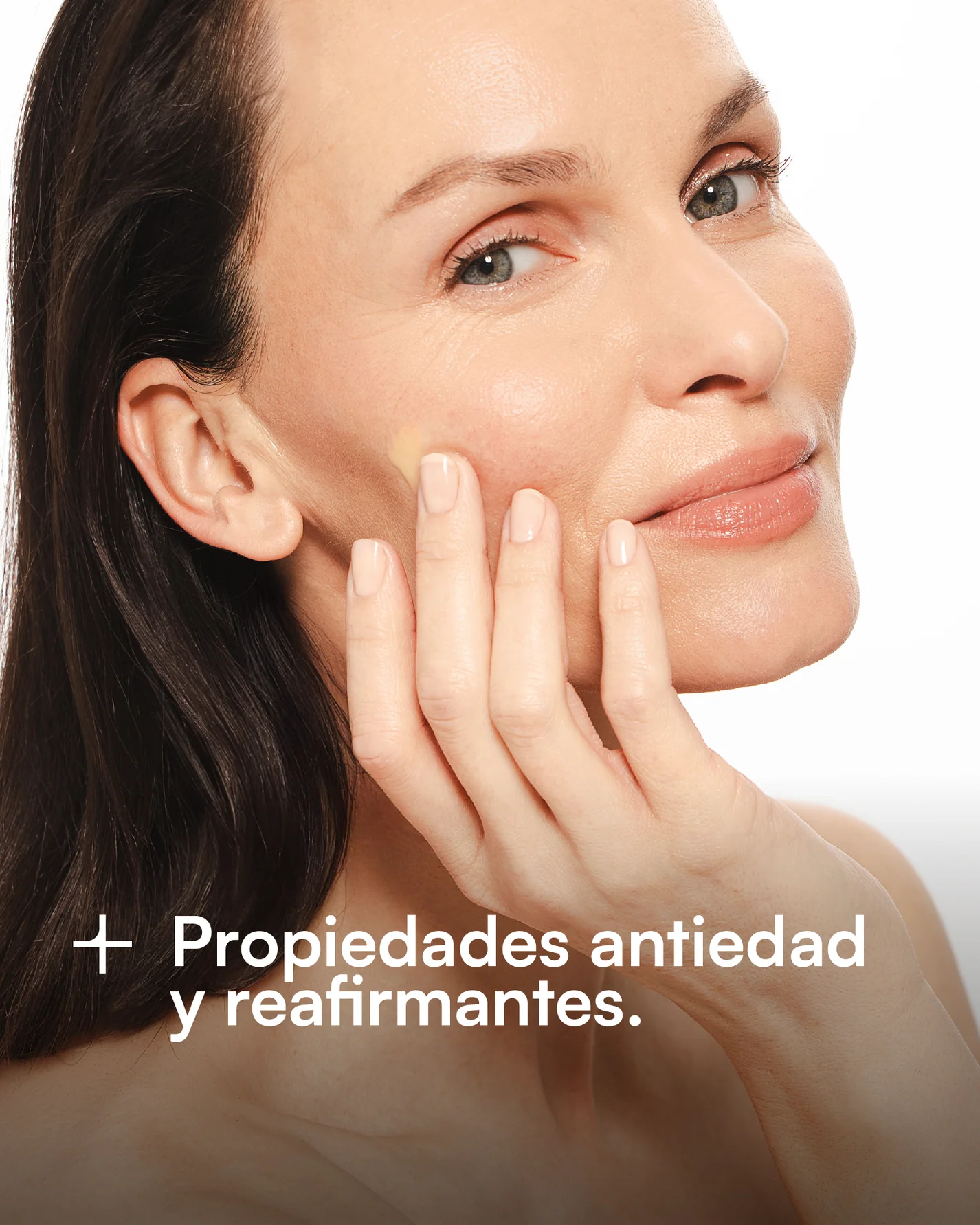 Comprar gh 0.3 Retinol-NP Sérum de Gema Herrerías en Gran Farmacia Andorra es un tratamiento facial antiedad formulado para combatir las arrugas, la flacidez y las manchas. Características principales Formulación: Contiene 0,3 % de retinol puro, 4 % de niacinamida (NP) y hexapéptido-10, además de extractos de manzanilla y flores blancas con propiedades calmantes y antioxidantes. Indicaciones: Mejora la firmeza, la elasticidad, las arrugas de expresión y la textura irregular de la piel. Apto para todo tipo de pieles (con precaución en pieles sensibles); está contraindicado durante el embarazo y la lactancia. Modo de empleo: Se aplica por la noche, de 4 a 5 gotas sobre la piel limpia y seca de forma progresiva. Se debe evitar el contorno de ojos, las comisuras, las aletas nasales y el cuello. Es imprescindible usar protector solar facial a la mañana siguiente.  Formato: Envase de 30 ml. Punto de venta local: Puedes encontrarlo disponible en la Gran Farmacia Andorra